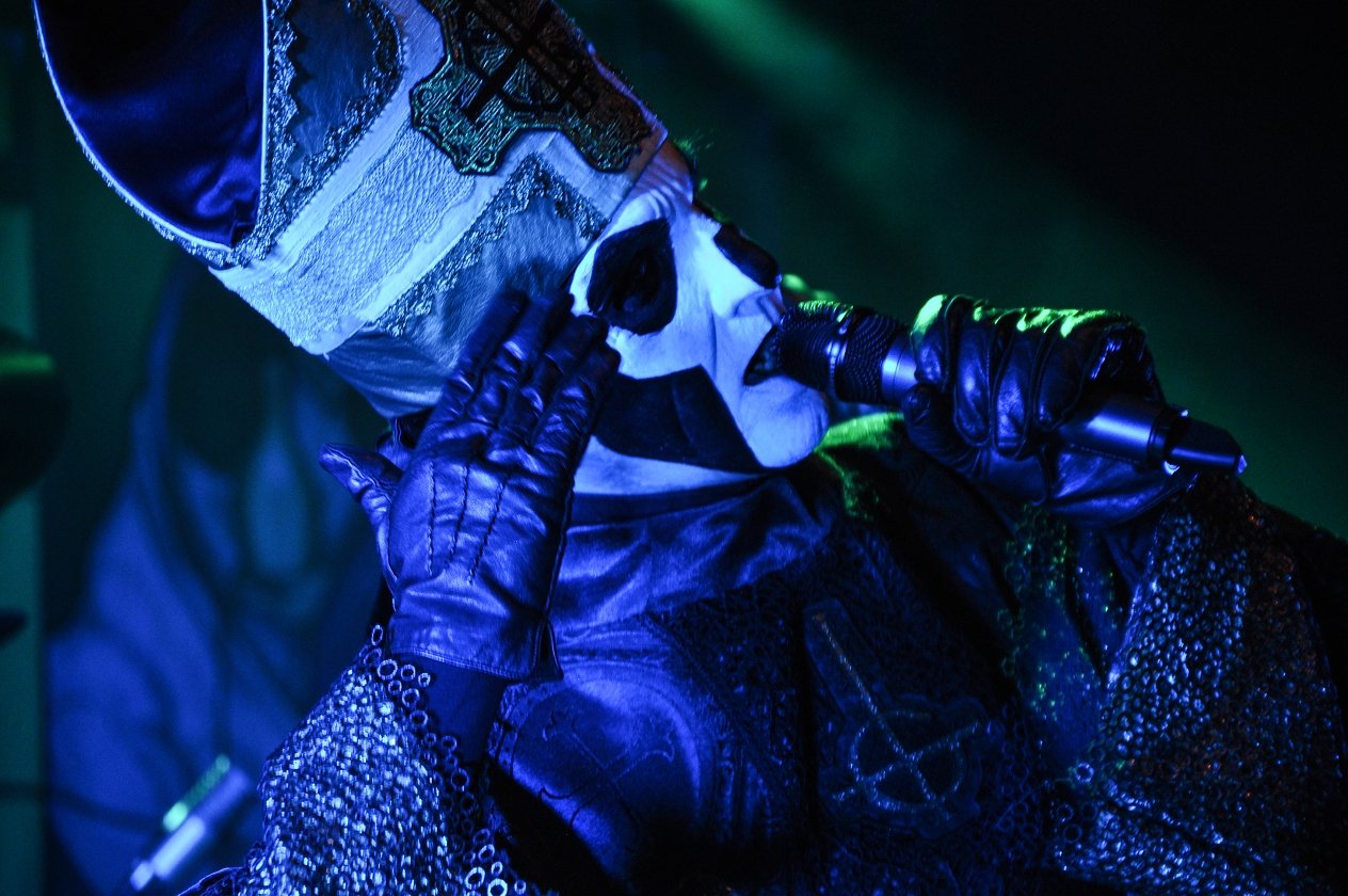 Body and Blood! Ghost live im Schlachthof Wiesbaden. – … was Papa Emeritus gerade jedoch keine Kopfschmerzen zu bereiten scheint.