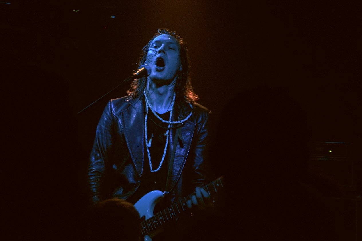 Grave Pleasures – Joy Through Death – die Post-Punk-Durchstarter live. – Gitarrist Aleksi Kiiskilä.