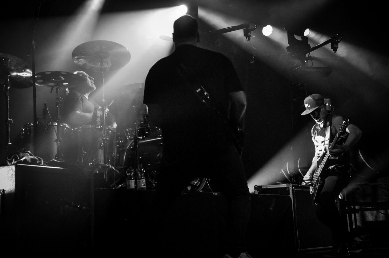 Guano Apes – Open Your Eyes: Eine ausverkaufte Live Music Hall feiert 25 Jahre deutsche Crossover-Geschichte. – Band.