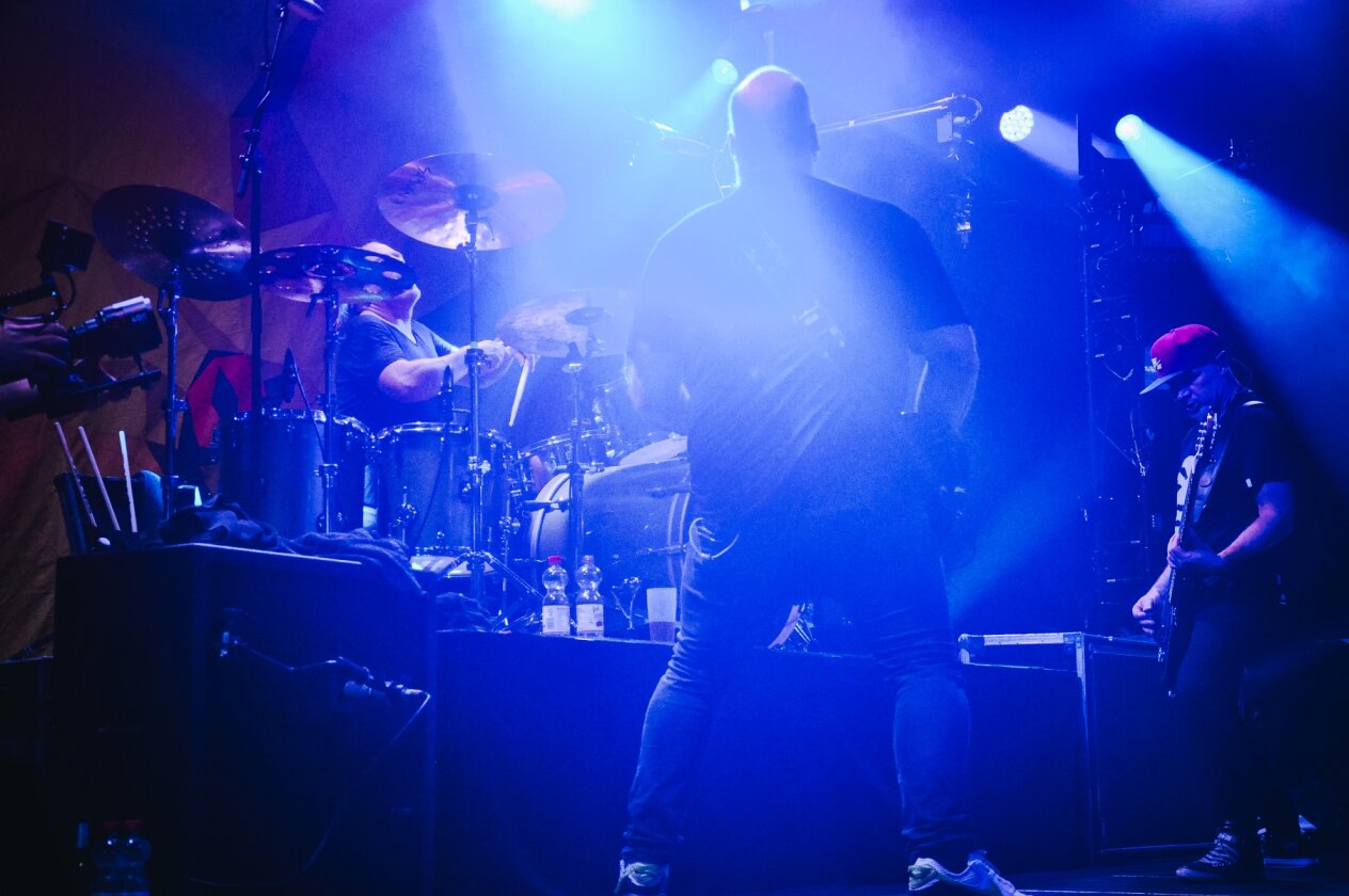 Guano Apes – Open Your Eyes: Eine ausverkaufte Live Music Hall feiert 25 Jahre deutsche Crossover-Geschichte. – Musiker-Trio.