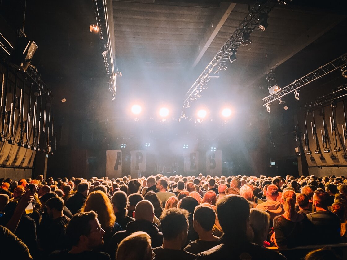 Guano Apes – Open Your Eyes: Eine ausverkaufte Live Music Hall feiert 25 Jahre deutsche Crossover-Geschichte. – So sieht das aus.