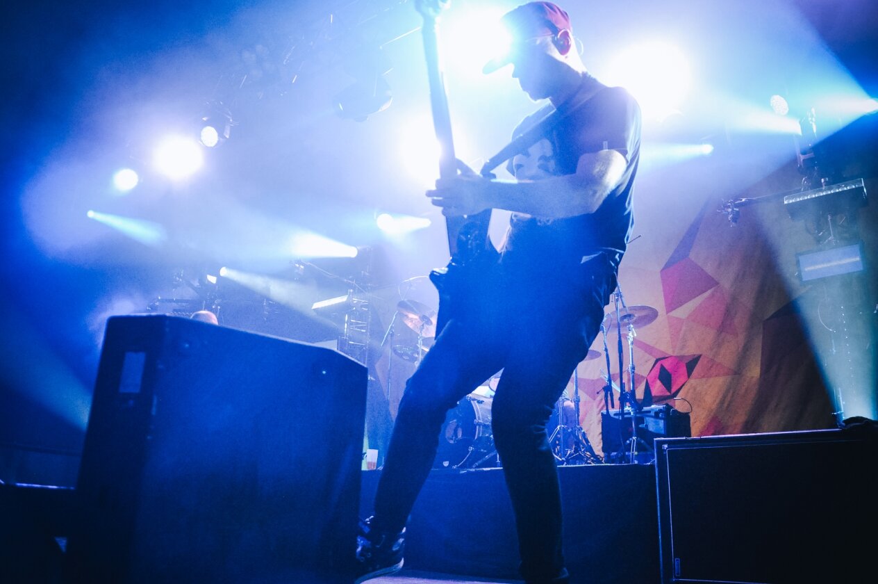 Guano Apes – Open Your Eyes: Eine ausverkaufte Live Music Hall feiert 25 Jahre deutsche Crossover-Geschichte. – Stefan Ude.