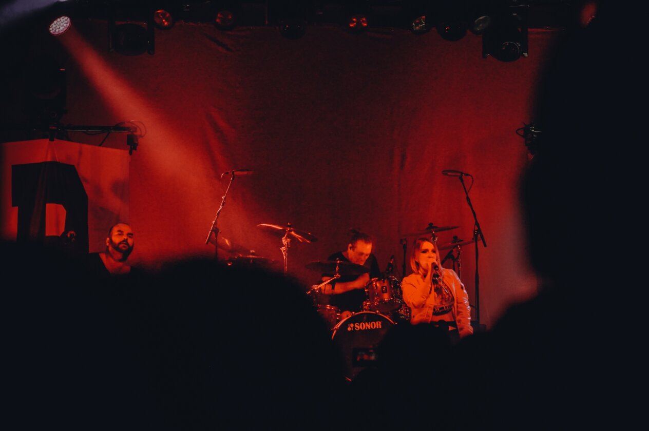 Guano Apes – Open Your Eyes: Eine ausverkaufte Live Music Hall feiert 25 Jahre deutsche Crossover-Geschichte. – Zur Freude der Fans.
