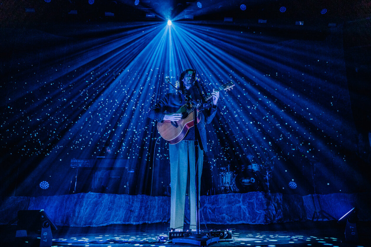 Wenn der irische Sänger und Gitarrist die Bühne betritt, ist die Halle rappelvoll. – Hozier.