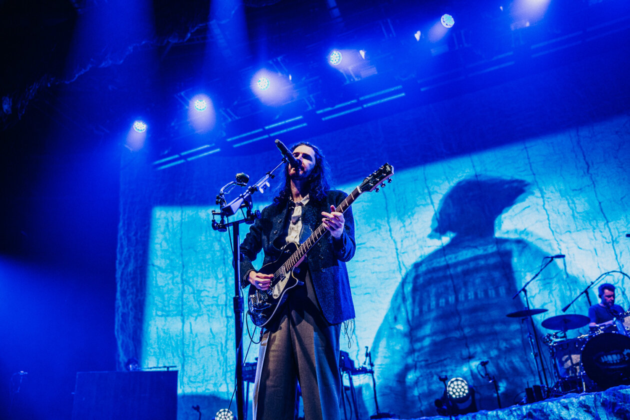 Wenn der irische Sänger und Gitarrist die Bühne betritt, ist die Halle rappelvoll. – Hozier.