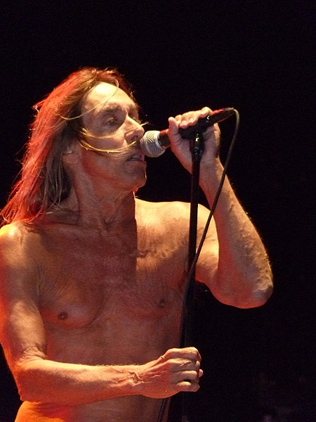 Iggy Pop – 65 Jahre und agiler denn je: Iggy und seine Stooges beim Greenville Festival. – 