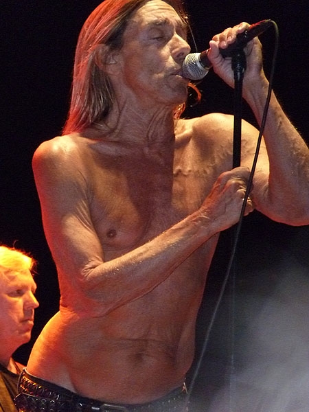 Iggy Pop – 65 Jahre und agiler denn je: Iggy und seine Stooges beim Greenville Festival. – 
