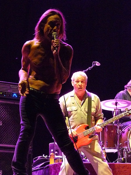 Iggy Pop – 65 Jahre und agiler denn je: Iggy und seine Stooges beim Greenville Festival. – 
