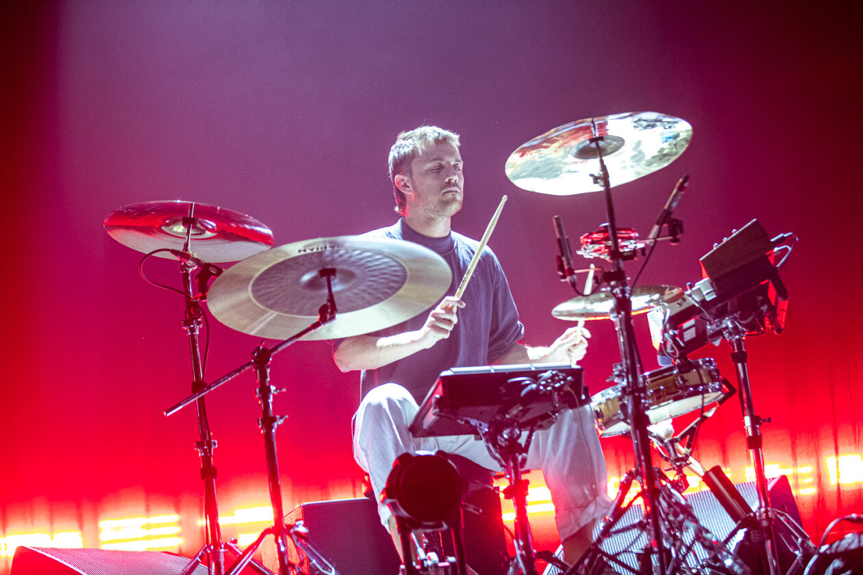 James Blake – Mit dem aktuellen Album Friends "That Break Your Heart" auf Europatour: Der Brite besuchte dabei auch die deutsche Haupstadt. – Blakes Drummer.