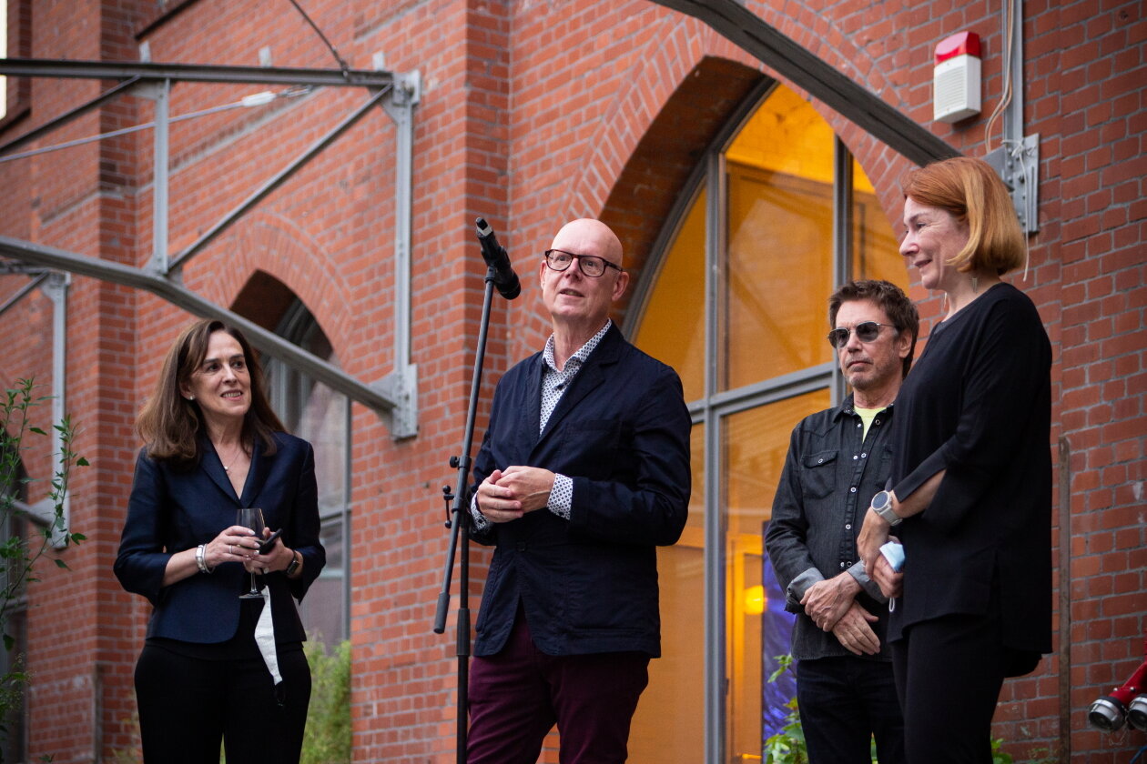 Jean Michel Jarre – Cristina Garcia, Neil Bingham, Jean-Michel Jarre und Nadejda Bartels vor dem Museum.