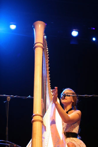 Die Harfinistin Joanna Newsom im Volkshaus Zürich – Joanna Newsom in Zürich.