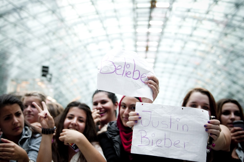 Justin Bieber unplugged am Frankfurter Flughafen. – Bieber-Fans, Frankfurt 2012