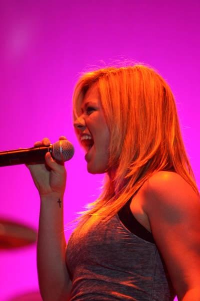 Kelly Clarkson – Die Amercian Idol-Gewinnerin gibt die Rockröhre. – 