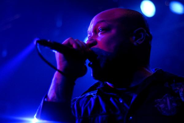 Killswitch Engage – Mit fetter Lichtshow unterwegs im Rohstofflager – 