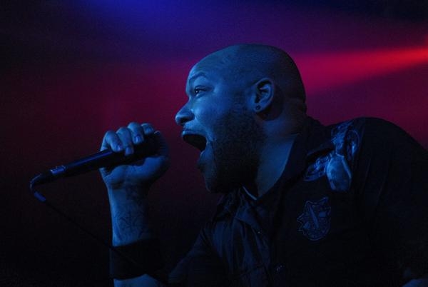 Killswitch Engage – Mit fetter Lichtshow unterwegs im Rohstofflager – 