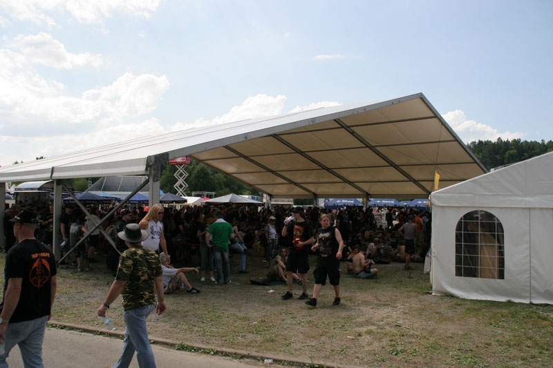 Bang Your Head 2010 – ... und jedes Stück Schatten sehr begehrt.