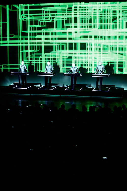 Kraftwerk – Drei Konzerte an zwei Tagen: Die Menschmaschinen stöpseln in der Alten Kongresshalle ein. – Mensch-Maschine.