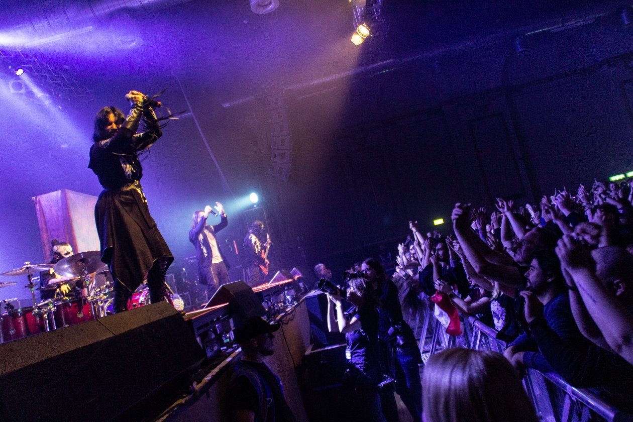 Lacuna Coil präsentieren "Black Anima" live. – Auf Tour mit Eluveitie.