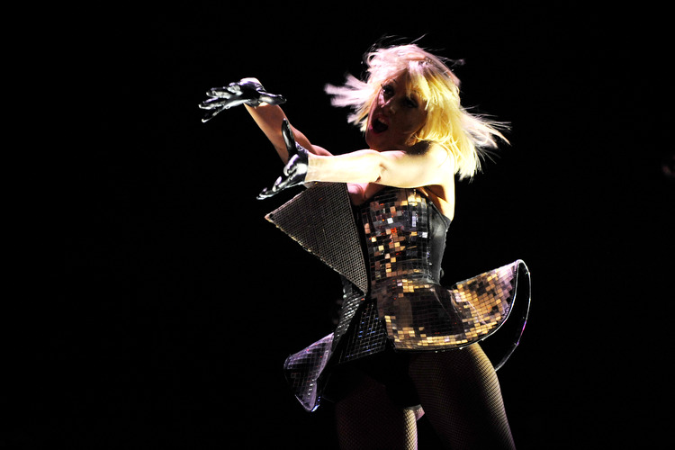 Hype as hype can: Lady Gaga kommt und die Menge tickt aus. – Live in Köln.
