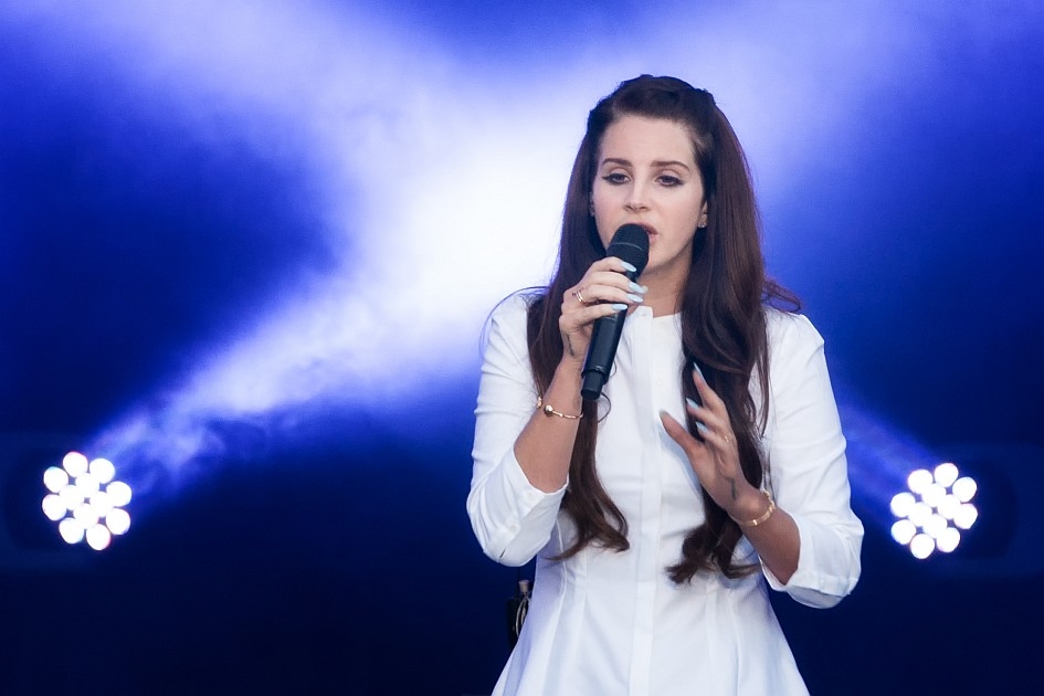 Im kurzen Weißen beim  einzigen Konzert in Deutschland. – Lana Del Rey.