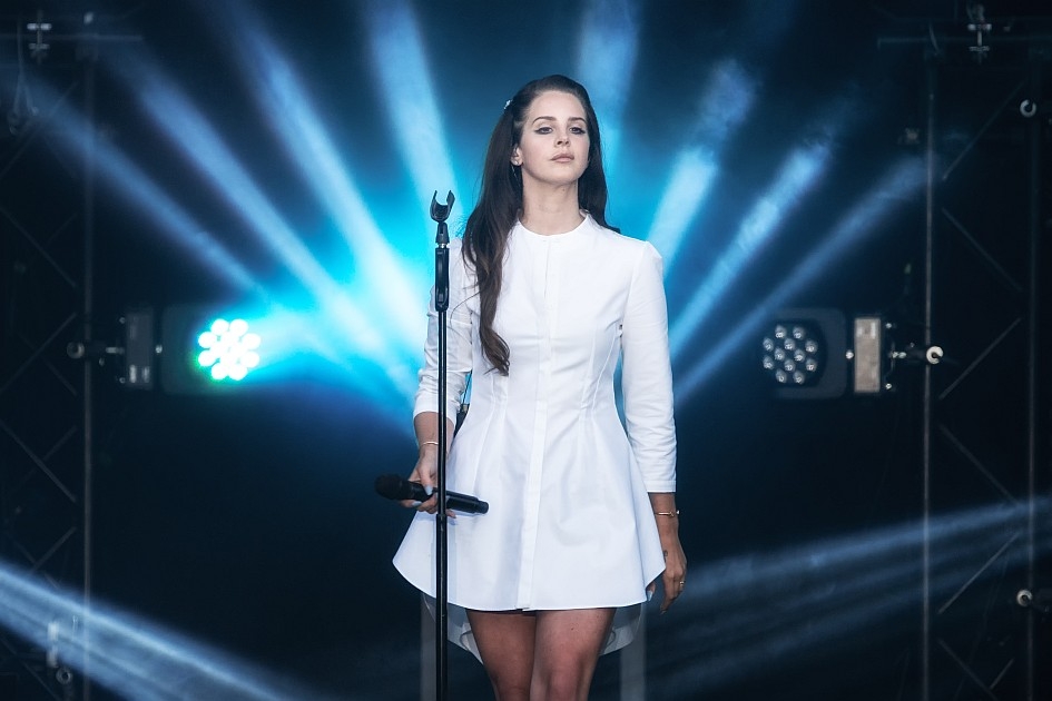 Lana Del Rey – Im kurzen Weißen beim  einzigen Konzert in Deutschland. – ... beim einzigen ...