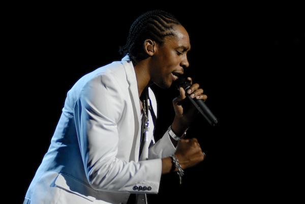 Lemar – Der Absolvent der Fame Academy mit einer  dezenten Show ganz in weiß. – 