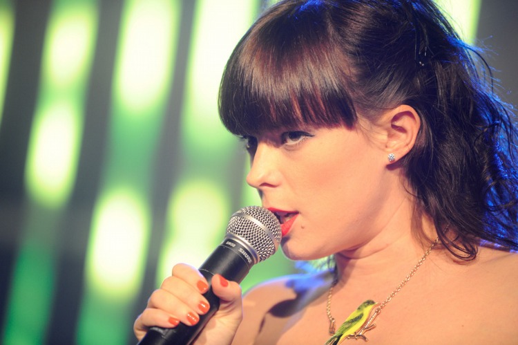 Irgendwas fehlt bei Lenka zur deutschen Lily Allen. – Lenka live in Baden-Baden