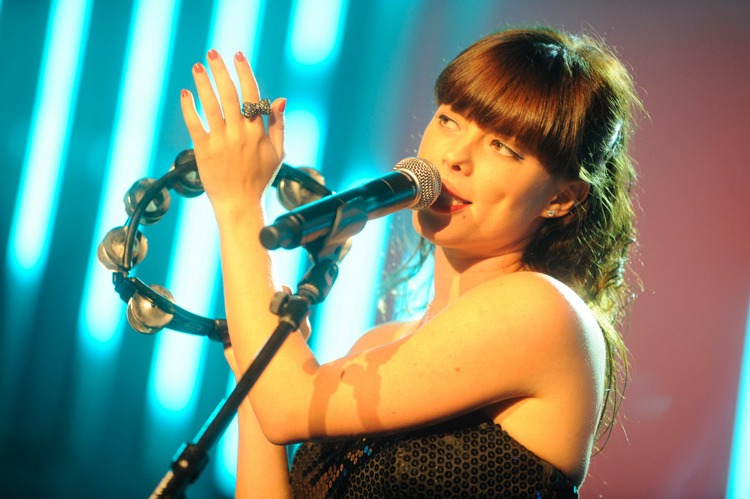 Irgendwas fehlt bei Lenka zur deutschen Lily Allen. – Lenka live in Baden-Baden