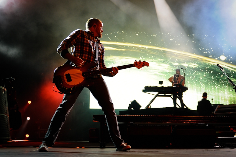 Linkin Park – Mit Deutschland-Flagge auf der Bühne. – Brad Delson: Viel Platz auf der Bühne.