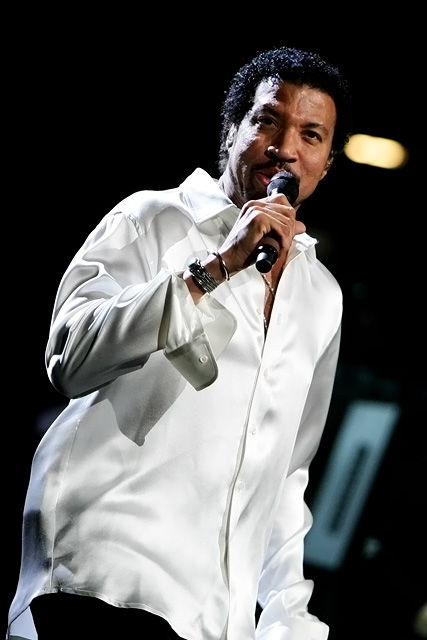 Eben noch bei Gottschalks "Wetten, dass ...?", nun schon wieder allein auf der Bühne: Lionel Richie. – 