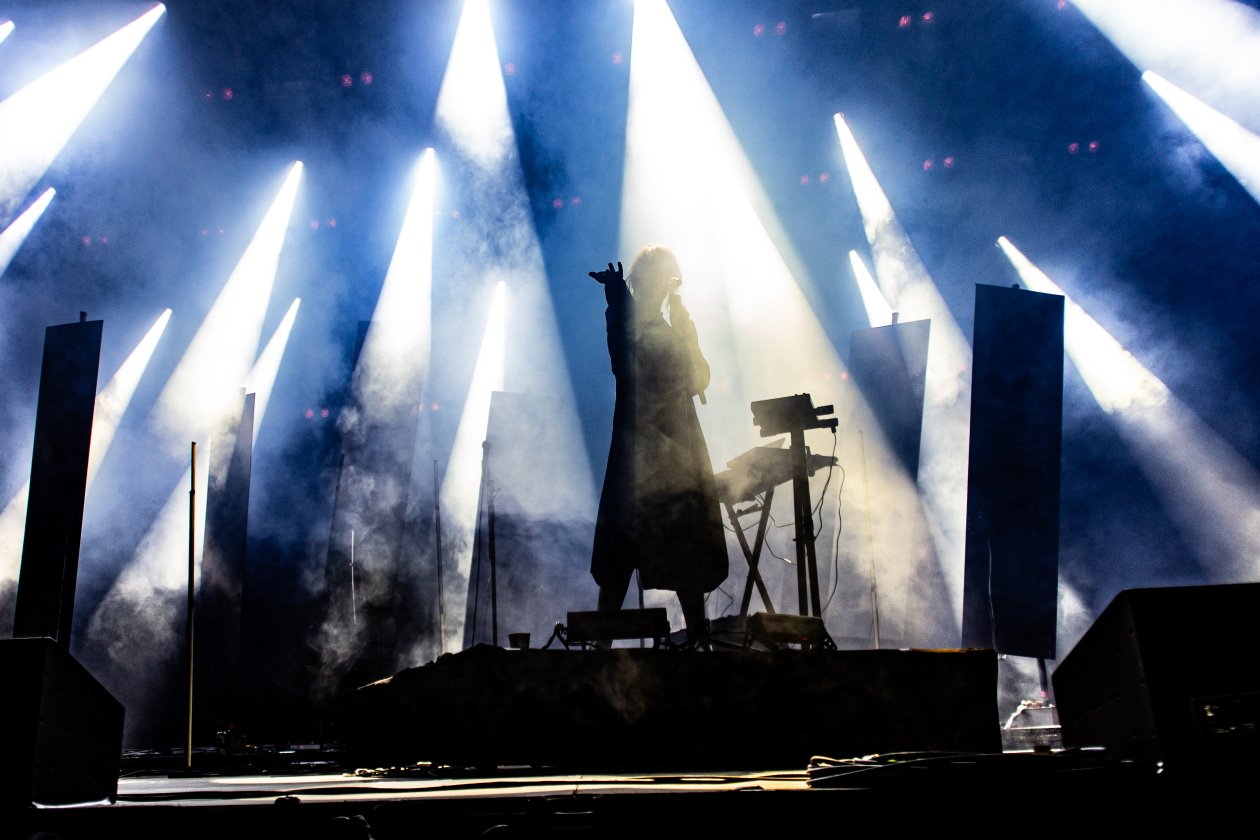 Orange Feeling mit Jenny Rossander und ihrer Lightshow. – Lydmor.