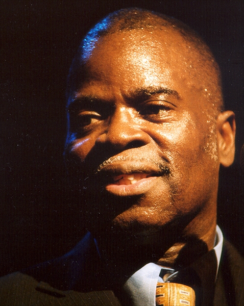 Maceo heizt der Centralstation in Darmstadt ein. – Maceo Parker live in Darmstadt 3/2003.