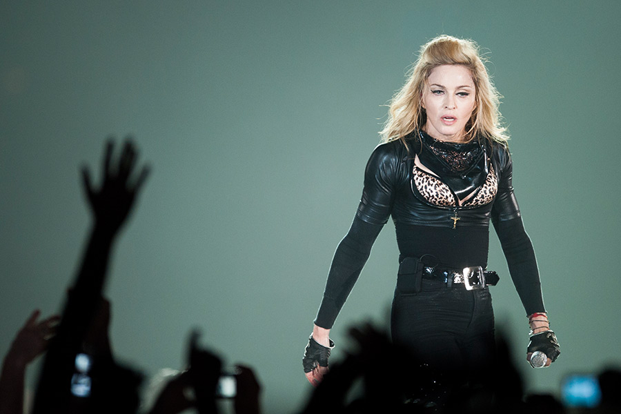 Madonna kommt, und die Massen ticken aus. Vor allem, weil sie ewig auf sich warten ließ. – Papa Dont Preach mal ohne Geballer.