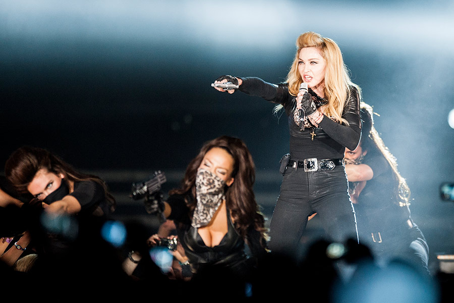 Madonna kommt, und die Massen ticken aus. Vor allem, weil sie ewig auf sich warten ließ. – Sehr spaßig!