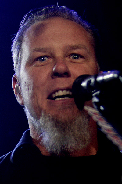 Metallica – Grauer Bart, harter Rock: James Hetfield und seine Therapiegruppe kurieren den Nürburgring. – 