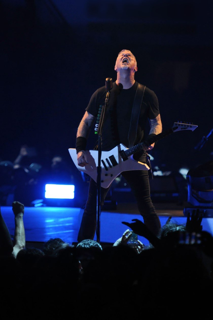 Metallica – Ein intimer und intensiver Auftritt vor 15.000 Zuschauern. – James Hetfield zieht Grimassen.