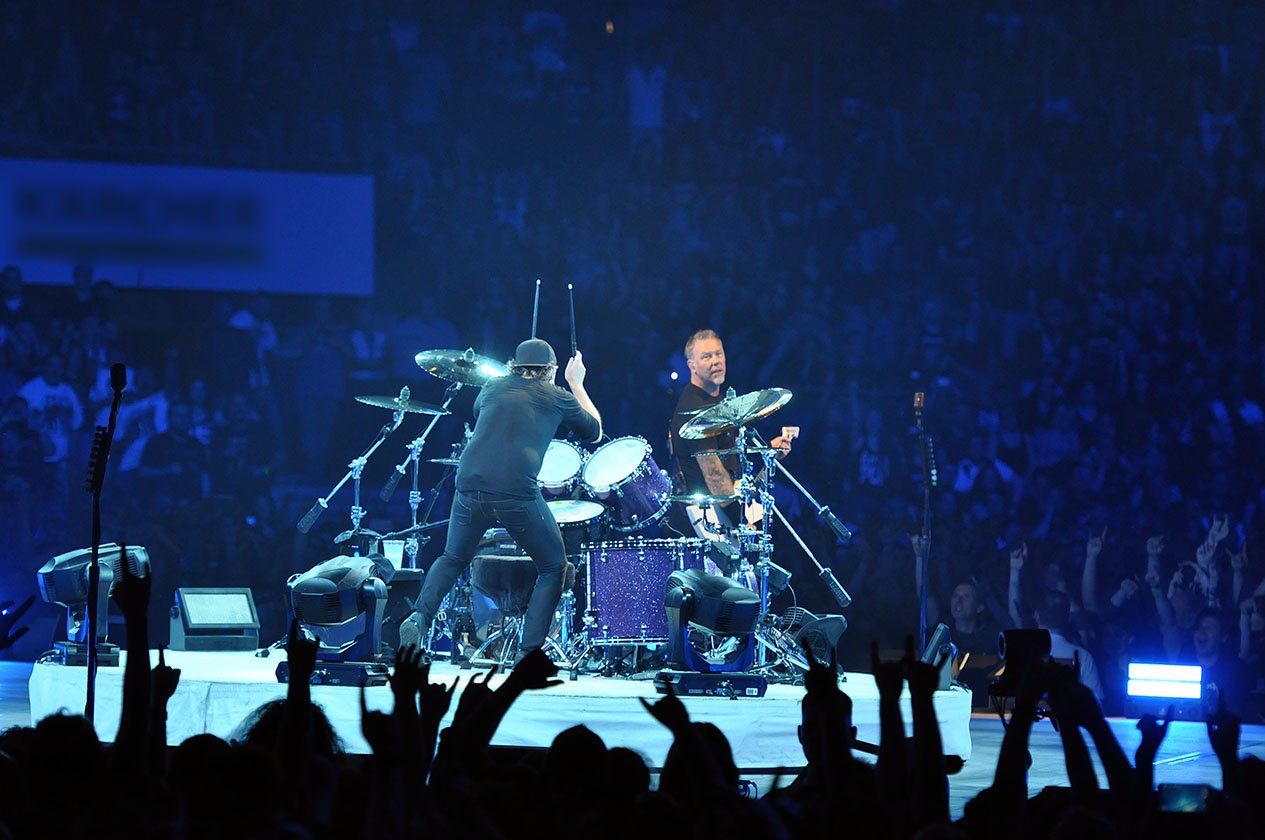 Metallica – Ein intimer und intensiver Auftritt vor 15.000 Zuschauern. – Schlagzeuger Lars Ulrich kann nicht still sitzen ...