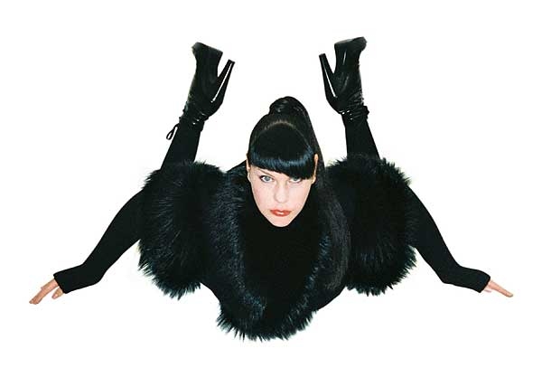 Miss Kittin – Für "BatBox" wirft sich die DJ-Chanteuse in schwarze Schale. – "Let's go to the rendez-vous / Of the past, me and you"