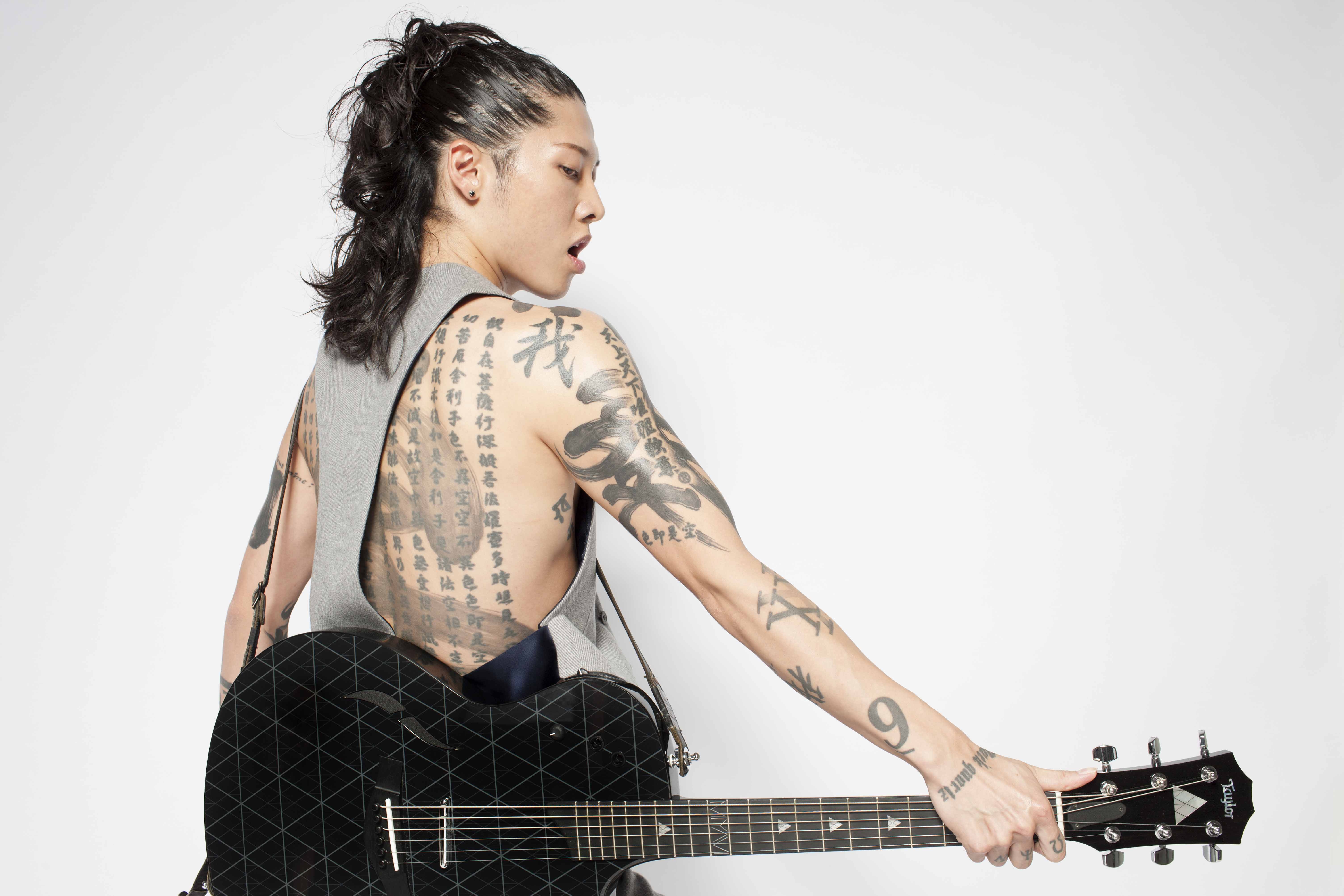 Fotos zum Albumrelease von "Miyavi". – Stolz präsentiert er auch seine unzähligen Tattoos.