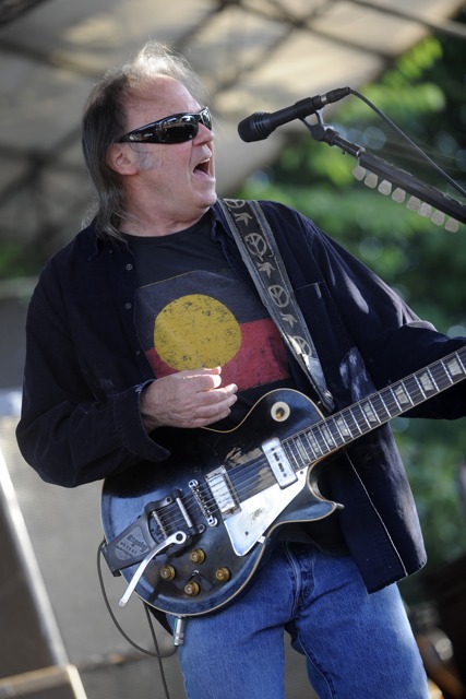 Neil Young – ... und als letzte Zugabe "A Day In The Life" von den Beatles.