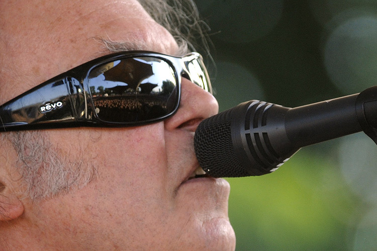 Neil Young – Der Tanzbrunnen spiegelt sich in des Meisters Brille.