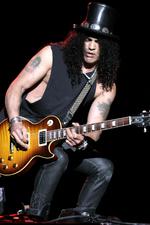 Slash: Fan wirft Gitarristen zu Boden