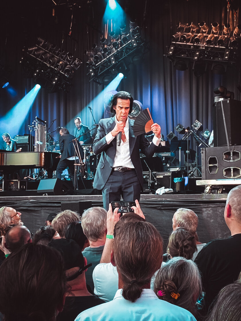 Nick Cave – Trotz sengender Hitze: Der australische Rock-Barde begeistert den Schlosshof. – Can You Feel My Heart Beat? Boom! Boom! Boom! 