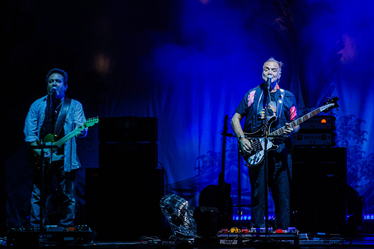 Nick Mason's Saucerful Of Secrets – Zurück auf Anfang: Der Pink Floyd-Drummer bringt  Songmaterial von 1965 bis 1972 auf die Bühne. – Lee Harris und Guy Pratt.