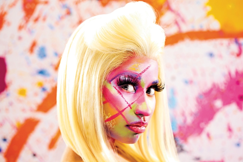 Nicki Minaj – Wildes Actionpainting! – ... zur verführerischen Body-Paint-Leinwand.