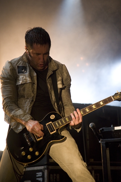 Nine Inch Nails – Das ist keine Musik, das ist der Sound einer Stahlgießerei: Laut und brachial. – ...mal malträtiert er die Klampfe.