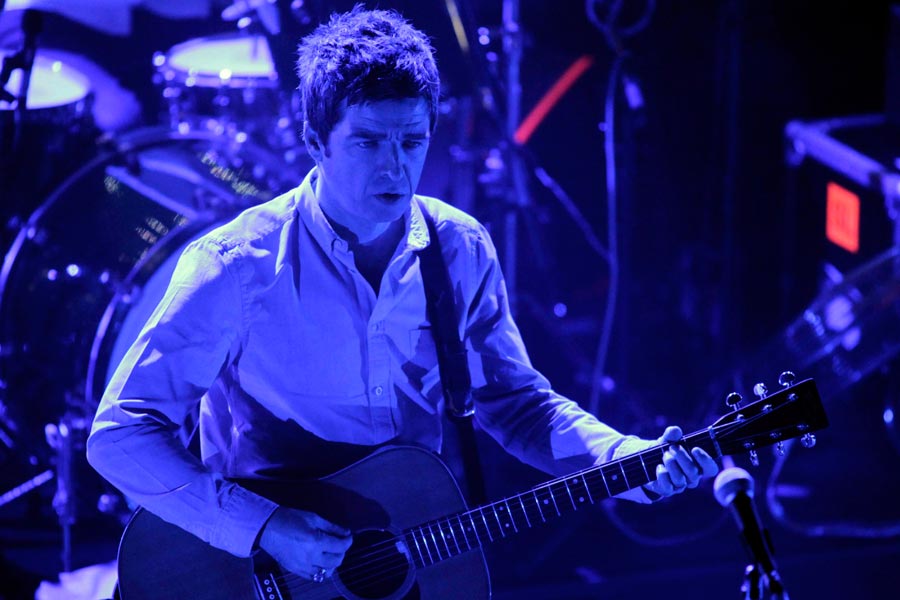 Nach dem Split vom Bruder zeigt Noel Gallagher wo es lang geht. – Noel Gallagher's High Flying Birds ...