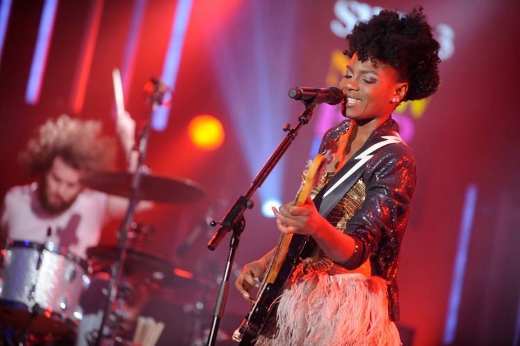 Frontfrau Shingai im Kurhaus Baden-Baden. – Noisettes live in Baden-Baden