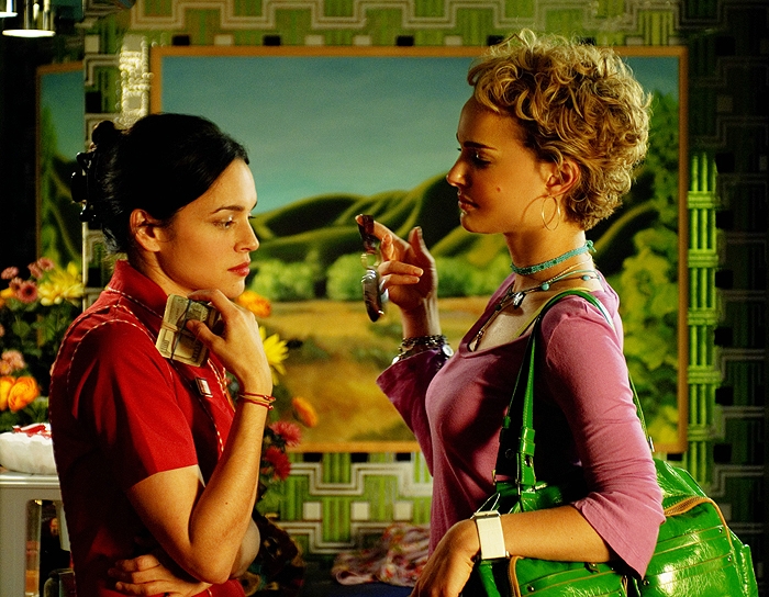 Die schöne Sängerin im Film von Wong Kar-Wai. – Leslie (re., Natalie Portman) macht Elizabeth (li., Norah Jones) ein verführerisches Angebot.