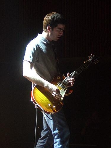 Oasis – Die Inseltwins bei ihrem Auftritt am 29.11.2002 im Messecentrum B. – Noel wieder mit der Gelben.